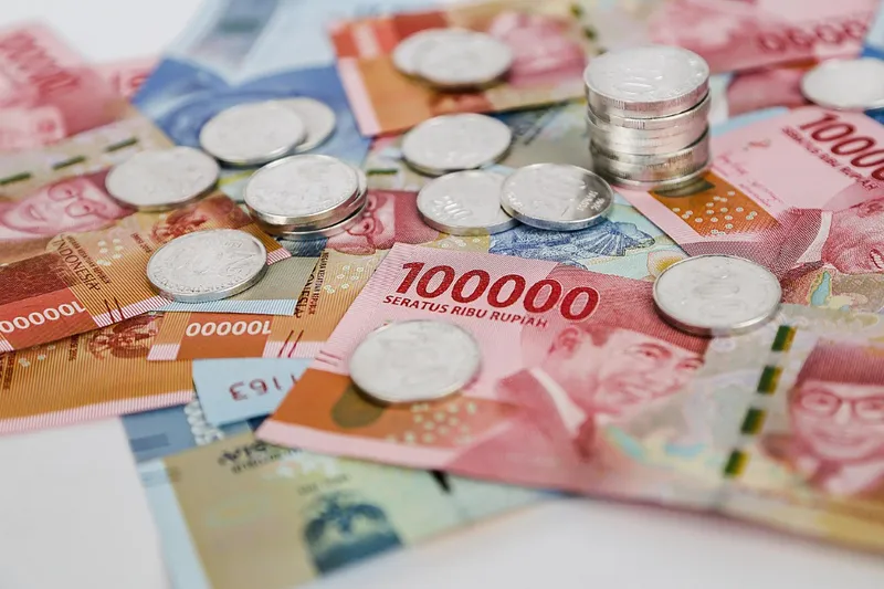 Ironi Dolar Perkasa: Menakar Dampak Pajak di Balik Tumbangnya Rupiah